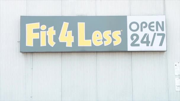 フィット4より少ないオープン24 7ジムのサインのロゴ外部黒黄色の白壁 — ストック動画