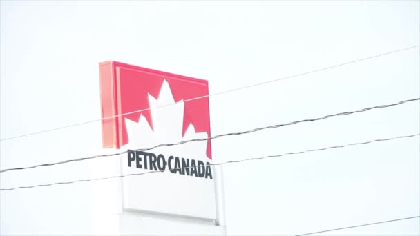 Petro Kanada Benzin Istasyonunun Arkasında Gökyüzü Önünde Elektrik Kabloları Olan — Stok video