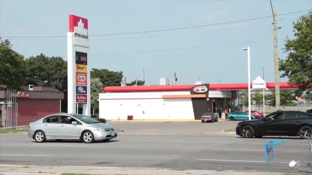 Benzinărie Petro Canada Împușcată Peste Drum Autoturisme Care Trec Transformă — Videoclip de stoc