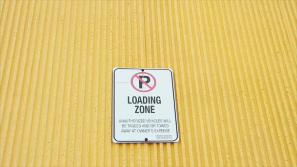 駐車場のローディング ゾーン無許可の車は黄色い壁の所有者費用の印でタグ付けされ または牽引されません — ストック動画