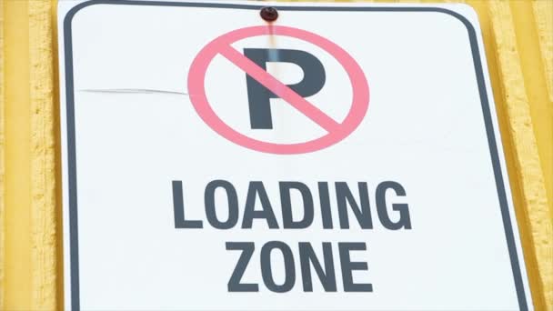 黄色い壁に駐車場のローディング ゾーン サイン 閉じる — ストック動画