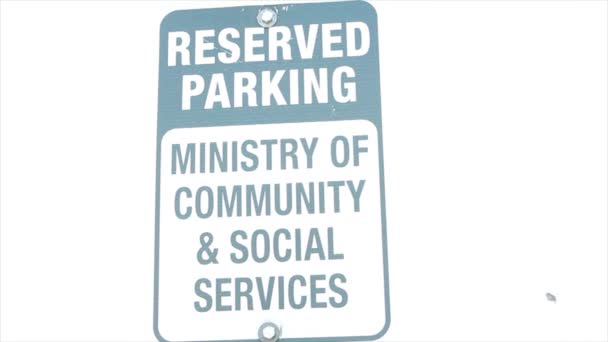 コミュニティと社会サービスの予約駐車省 キャプションテキスト長方形の垂直サインブルーと外側の白い外観 — ストック動画