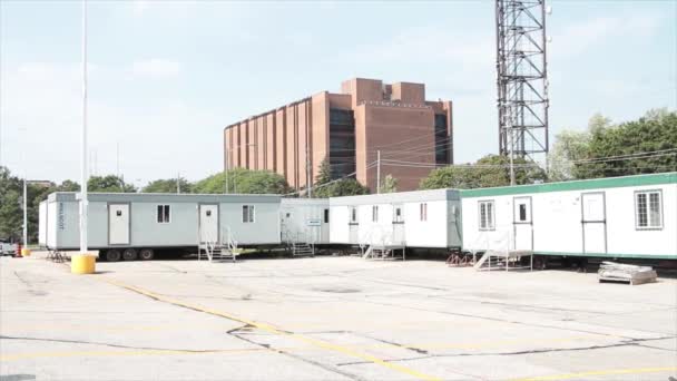 Tragbare Arbeitsanhänger Bürogebäude Container Die Auf Dem Parkplatz Mit Türen — Stockvideo