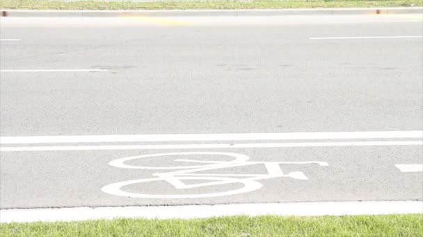 Bisikletçi Sokak Çimlerinin Yanında Beyaz Renkli Bisiklet Resimli Yolda Bisiklet — Stok video