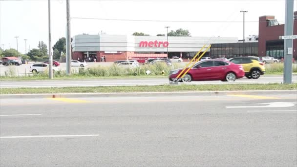 Metro Grocery Store Chain Franchise Shot Street Road Light Traffic — Stock Video