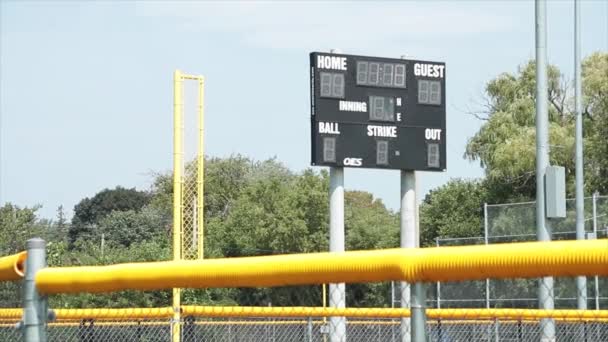 关掉棒球场外门柱上的电子记分板 让客场客场投球在前场用围栏罚球线击球 — 图库视频影像