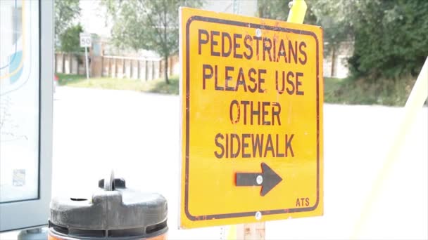 Пешеходы Пожалуйста Используйте Другой Тротуар Написания Надписи Текстовый Знак Стрелкой — стоковое видео