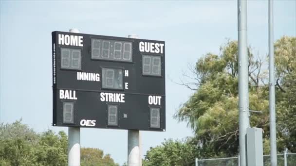 Vypnul Baseballový Elektronický Digitální Scoreboard Příspěvky Poli Časem Doma Host — Stock video
