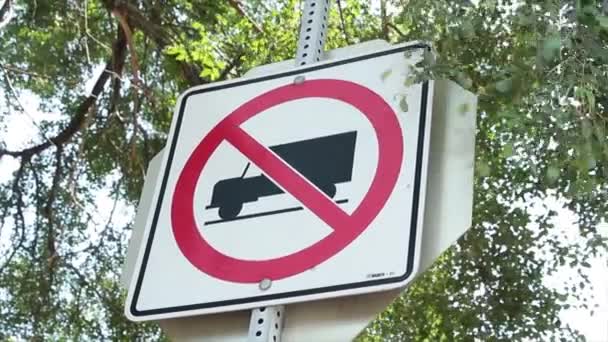 任何卡车都不许在带有停车标志的金属柱子上挂正方形标志 禁止树枝在后面和前面与天空一起刮风 — 图库视频影像
