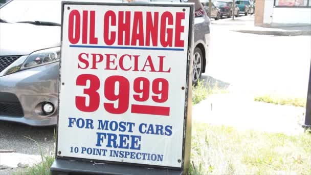 Зміна Нафти Спеціальні 3999 Доларів Більшості Автомобілів Безкоштовна Вивіска Очок — стокове відео