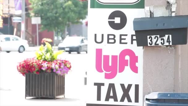 Uber Lyft Taxi Verticaal Teken Logo Schrijven Tekst Volgende Mailbox — Stockvideo