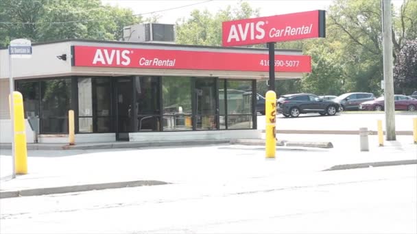 Avis Autovermietung Geschäft Vor Dem Eingang Hellen Tag Mit Straße — Stockvideo
