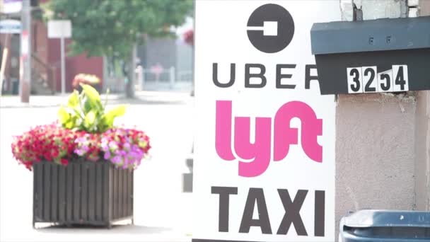 Uber Lyft Táxi Logótipos Sinal Vertical Escrever Texto Próxima Caixa — Vídeo de Stock