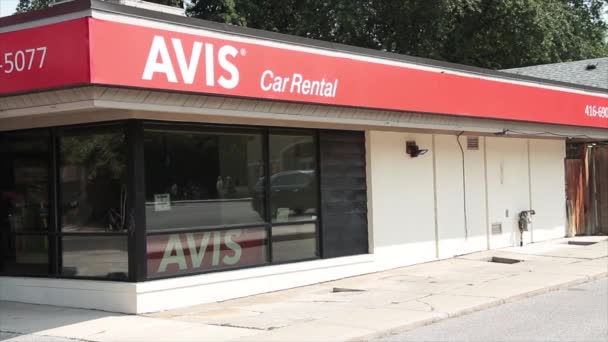 Avis Car Rental Store Business Company Bright Day Windows Tight — Stock Video