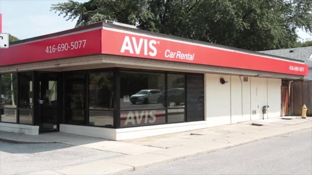 Avis Car Rental Store Business Company Bright Day Windows Cars — Stock Video