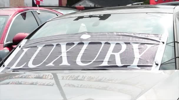 Luksusowe Słowo Tekst Znak Baner Flaga Przed Czarny Samochód Przednia — Wideo stockowe