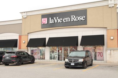 La vie on rose store mağazası girişi. Önünde araçlar ve logo işareti var.