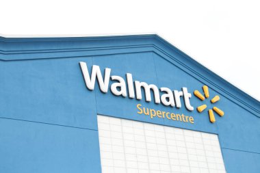 Walmart süpermarket süpermarketi mağazasının önündeki mavi beyaz logo işareti.