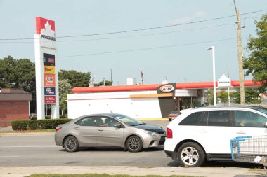 Petro Kanada benzin istasyonu sokağın karşısından vuruldu.