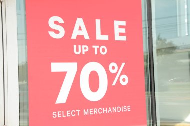 % 70 'e kadar tasarruf et. Seçili ürün yazma işaretini pencerenin üzerinde beyaz üzerine turuncu ile yaz.