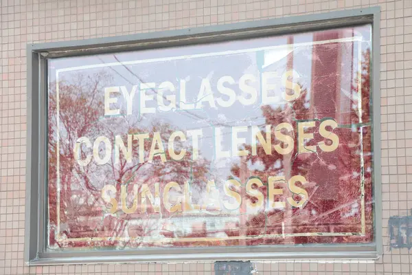 Brille Kontaktlinsen Sonnenbrille Zeichen Weiß Rot Innen Fenster Schriftzug Text — Stockfoto