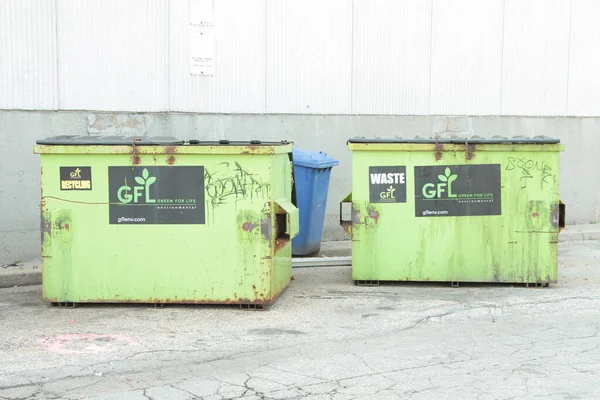 Dois Gfl Verde Para Vida Ambiental Lixeiras Verdes Lado Cada — Fotografia de Stock