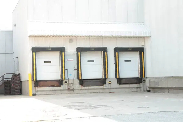 Drie Ontvangstbaaien Garages Naast Elkaar Buiten Exterieur Met Zon Schaduw — Stockfoto