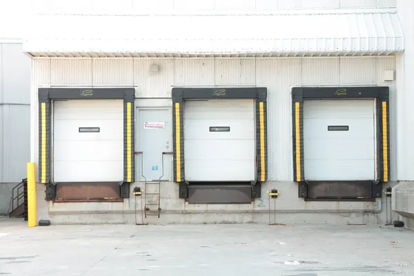 Três Receptoras Baías Garagens Lado Outro Exterior Com Sol Sombra — Fotografia de Stock