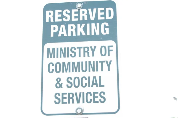 保留停车场社区和社会服务部编写字幕文字矩形竖向标志外面蓝色和白色 — 图库照片
