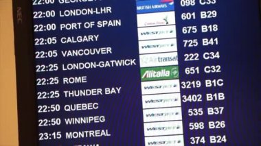 Kanadalıların ve diğer şehirlerin uçuş zamanları TV 'de... havaalanındaki Westjet alitalia calgary vancouver london rome thunder bay quebec winnipeg wintral ottawa uçuş numarası ve zamanı, sıkı çekim.