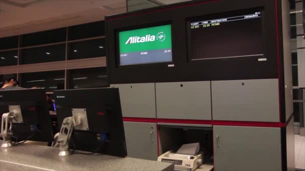 Logotipo Alitalia Aeroporto Com Palavra Roma Abaixo Tempo Voo Número — Vídeo de Stock
