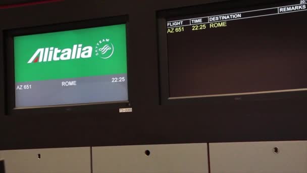Логотип Alitalia Телебаченні Аеропорту Римським Словом Внизу Часом Польоту Номером — стокове відео