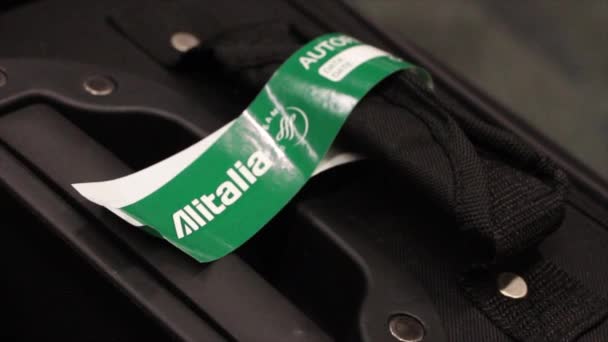 Alitalia Bagagelabel Sticker Handvat Van Zwarte Bagage Close — Stockvideo