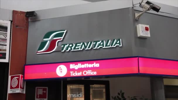 Trenitalia Logo Biglietteria Pokladna Podepsat Logo Stánek Vlakovém Nádraží — Stock video