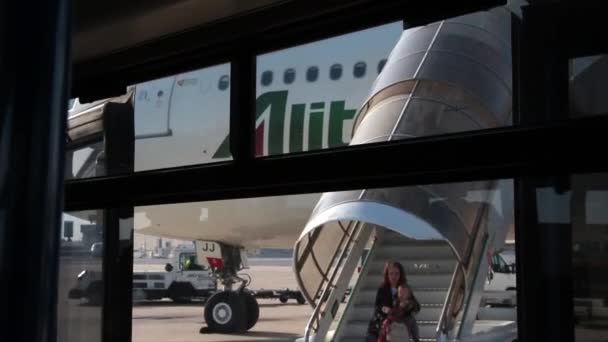Alitalia Aeroplano Fuori Asfalto Sparato Attraverso Finestra Con Persona Che — Video Stock