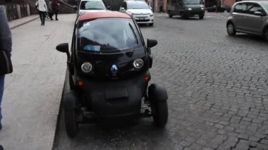 Renault Twizy, Roma caddesinin kenarına park etmiş. İtalya şehir merkezinden çekilmiş.