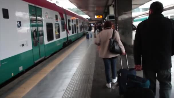 Итальянский Италия Железнодорожный Вокзал Пассажирами Ходьба Колеса Багажа Камеры Переезда — стоковое видео