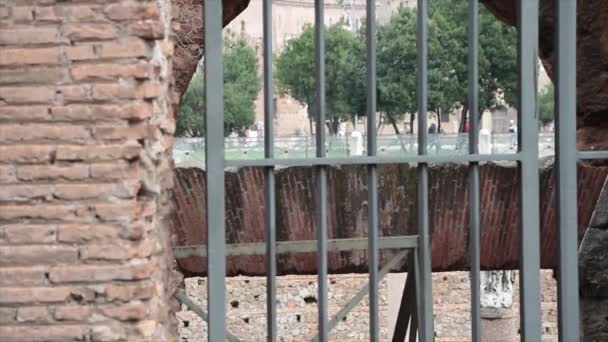 Antico Cancello Metallo Roma Antico Con Persone Che Camminano Sullo — Video Stock