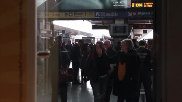Personas Pasajeros Caminando Estación Tren Roma Italia Disparo Través Ventana — Vídeo de stock