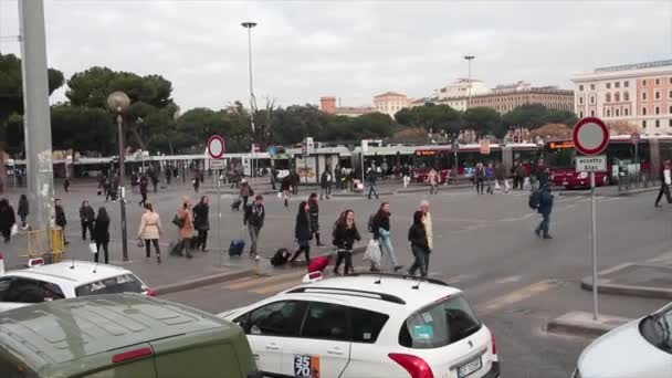 ローマ イタリア人乗客 鉄道駅の車輪の後ろに荷物を運ぶ乗客 外側の高地点道路から撮影 — ストック動画