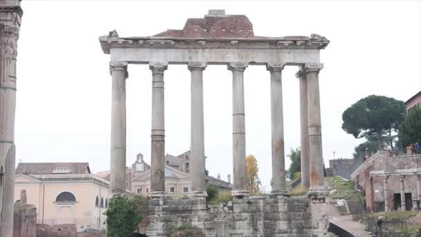 Tempel Van Verzadigd Rome Italië Met Pan Links Oude Ruïnes — Stockvideo