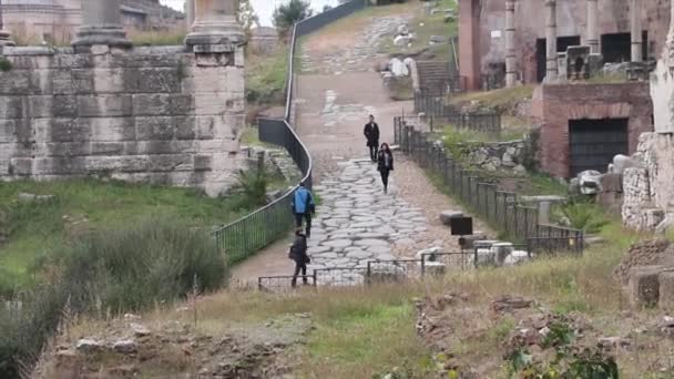古代のローマの道は土星の寺院の近くに人々と上昇し イタリア語のアーカイブが傾く — ストック動画