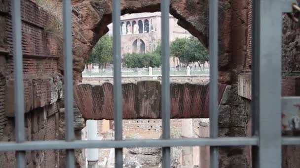 古いローマ古代の金属のゲートは建物の前に背景を歩いている人々と — ストック動画
