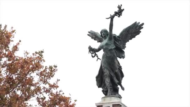 Bronzen Engel Standbeeld Rome Italië Met Boom — Stockvideo