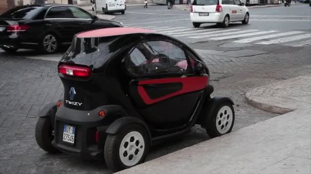 Renault Twizy Estacionado Lado Estrada Rua Roma Itália Centro Cidade — Vídeo de Stock