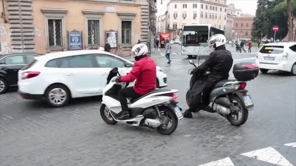 两辆滑板车在等待转弯的时候抛锚了 车辆与意大利市中心的车流交织在一起 — 图库视频影像
