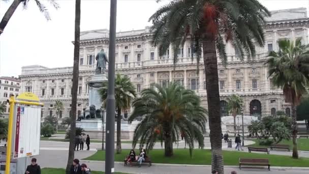 Corte Suprema Cassazione Rome Italy People Palm Trees Front — Stock Video