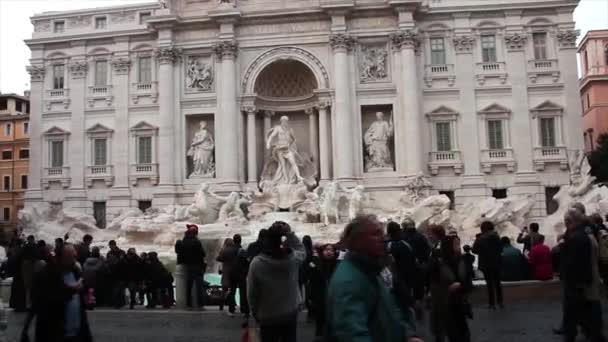 特蕾薇喷泉宽镜头 人们在黑暗的身影前行走 对比着意大利 — 图库视频影像