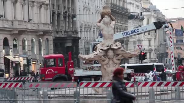 Piazza Barberini Primer Plano Fuente Con Persona Caminando Los Vehículos — Vídeos de Stock