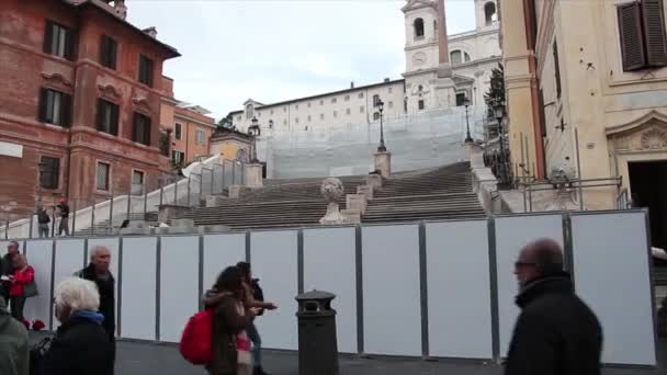 Espanhol Passos Roma Itália Com Portátil Parede Barricada Frente Deles — Vídeo de Stock